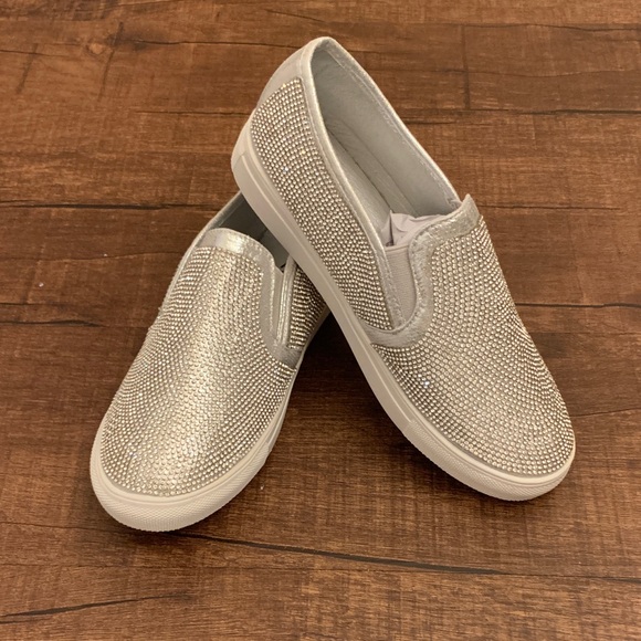 Shoes - 🆕La Sheelah silver sparkle slip-on